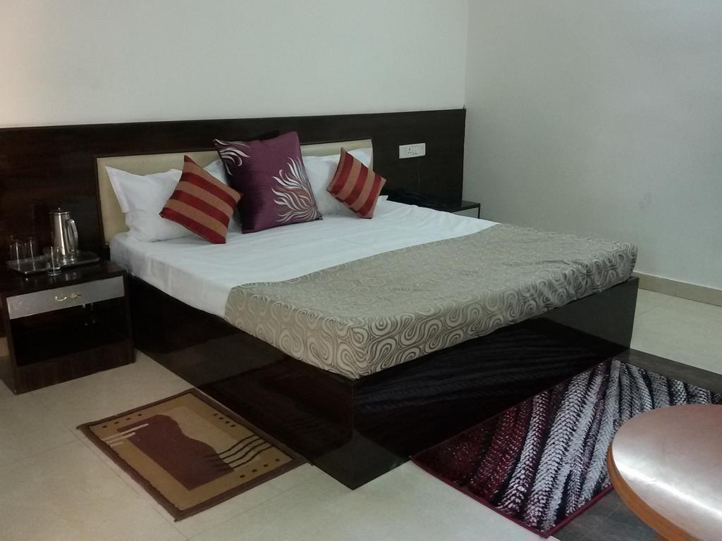 Hotel Kanishka Kanpur Zimmer foto